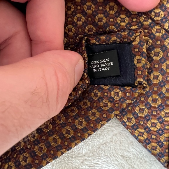 Beautiful Barney’s NY Tie 100% Silk handmade in Italy, gold geometric pattern - Picture 4 of 4